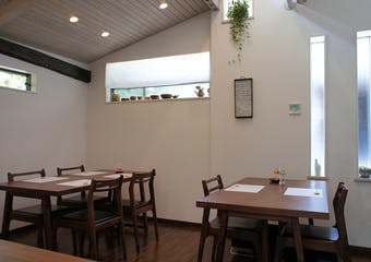 二階堂・瑞泉寺の山門を抜けた閑静な住宅街の一軒家。落ち着いた空間でゆったりと、鶏料理と旬のおまかせ料理をお楽しみください。