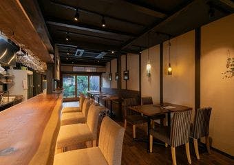 京町屋を改装した寛げる空間で、厳選食材を使用したお料理とお酒のマリアージュを心ゆくまでお愉しみいただけます。