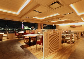 神戸の絶景を眺めながら、厳選された食材をライブ感あふれるブッフェスタイルでご堪能いただけます。