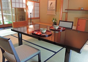 享保7年創業の歴史ある老舗料亭で、宮中の年中行事や儀式で食された有職料理や京料理をご堪能いただけます。