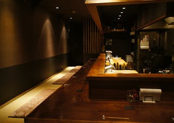 三宿・池尻交差点からほど近い、大人の隠れ家のような日本料理屋【吟家】。旬の食材を活かした逸品をご堪能ください。