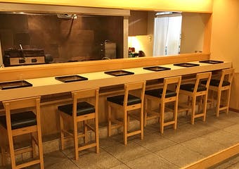 裏通りにそっと佇む当店では、京都・金沢の料理をベースとし、厳選された旬の食材を一つ一つ丁寧に調理、ご提供させて頂いております。