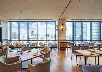 ホテル17階のレストランでは、御堂筋に面した大きな窓から大阪市内を一望するカジュアルで開放的な空間でゆったりとお食事をお楽しみいただけます。