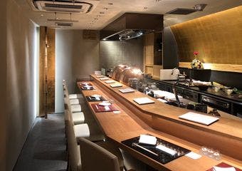 落ち着いた大人の空間のなか、天然物・産地・旬にこだわった食材を使用した天ぷらを心ゆくまでお愉しみくださいませ。