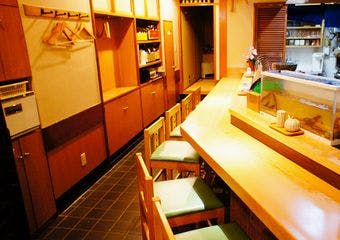 大将は日本料理やお寿司の有名店で板長を務めた鬼才。パリのソムリエが厳選した高級ワインと極上の江戸前寿司のマリアージュをご堪能下さい。