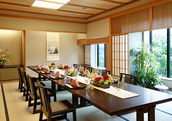 ここ日本料理【千羽鶴】では、四季折々の食材を活かした季節感あふれる料理の数々をご提供しております。
