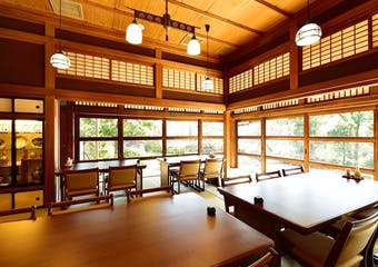 昭和初期のお屋敷を改装したお店で、美しい庭園を眺めながらこだわりの懐石料理やお造りをお愉しみ頂けます。