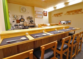季節ならではの食事を使用した本物の江戸前寿司を、落ち着いた空間でお愉しみください。