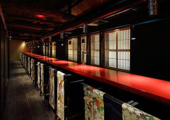 長屋を改装したジャパニーズモダンな空間で、日本酒を中心とした和酒と
旬の食材を使った和食をご堪能ください。