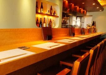 旬食材の天ぷら、焼き物、煮物など素材の旨みを存分に愉しめる創作和食を料理長厳選の美酒とご一緒にどうぞご堪能ください。