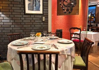ヨーロピアンスタイルのインテリアで統一されたオシャレ空間で、自慢のお料理を愉しむ優雅で美味しいひと時をどうぞ。