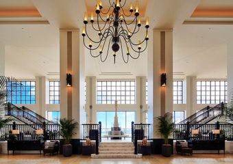 ホテルモントレ沖縄スパ＆リゾート3階のアフタヌーンティーや軽食を楽しめるエリアでございます。オーシャンビューを眺めながら憩いのひと時を。
