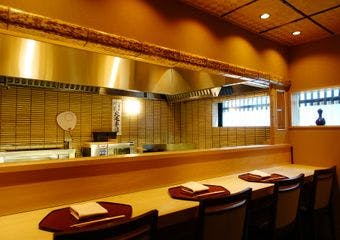 京の伝統に仕込みの技が冴え、素材の豊かな味を引き出します。井雪の味わいを楽しめる料理と自慢のすっぽん料理を中心に心ゆくまでご堪能ください。