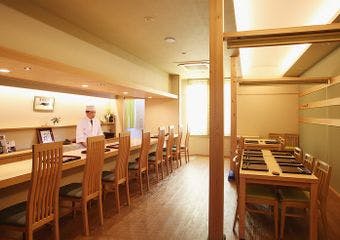 純和風の洗練された空間の中、愛知県の伝統食材を使用した洗練された極上のお料理をお愉しみいただけます。
