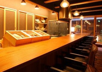 古き良き和食の基本と新しき和食のスタイルを御料理や器からも楽しんでいただけるお店です。京都の街並みを感じながらどうぞご堪能ください。
