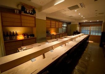 知る人ぞ知る著名店。独自の包丁さばきや調理法で織り成す江戸前鮨、つまみをこだわりの日本酒でお楽しみください。

