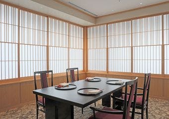 当ホテル最上階にある「日本料理あけくれ」は日本家屋を想わせる空間。東京の景色を楽しみながら、四季折々の素材を活かした料理をお楽しみください。