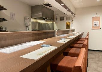 カウンター席がメインの落ち着いた空間で、旬の食材を使用した日本料理を心行くまでお愉しみいただけます。
