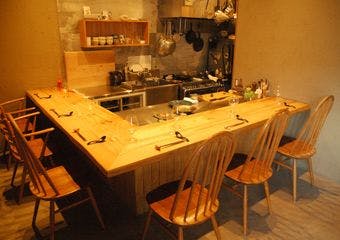 ひっそりと佇む静かで隠れ家 的なお店で日本のエッセンスをバランスよく融合させたイタリア料理を堪能。北鎌倉の自然とともにお楽しみください。

