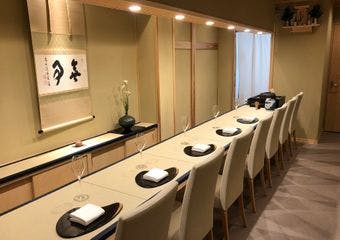都会の喧騒から離れ落ち着いた6席のみのカウンターで、旬の食材の美味しさを活かし、飾らない日本料理をご提供いたします。