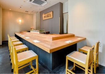 木の温もり溢れる居心地の良い空間で、日本料理と鮨を堪能。食材は全て九州産にこだわり、仕入れ、日本酒も九州産のものでご用意しております。
