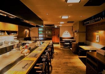 赤坂の隠れ家鉄板焼レストラン。とろける程美味しい大迫力の和牛サーロインや新鮮な海の幸などを、温もりのある落ち着いた空間でお楽しみください。