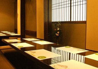 大正二年創業の八百屋直営、京風会席料理のお店。しっとりした個室で季節の旬の食材をたっぷり使ったくらちのお料理をお楽しみください。

