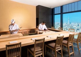 北海道の名店「すし宮川」の宮川政明が監修する鮨店。東京の街並みを一望できる絶景と洗練された上質な空間で、極上の江戸前寿司をご堪能下さい。

