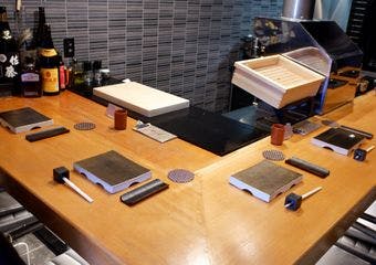 黒を基調とした落ち着いた雰囲気の店内で、雑魚やグループ自慢の魚介類を使用した和食と日本酒をお楽しみいただけます。