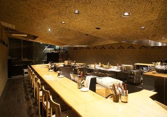 炭火の創作イタリアンの料理店です。360度ダイナミックなカウンターと臨場感のあるオープンキッチンを親しい方と囲むひと時をお過ごしください。