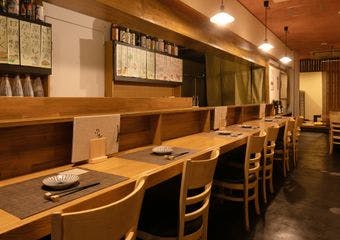 あたたかみのある店内で、京料理をベースにした彩り鮮やかな和食をご堪能いただけます。