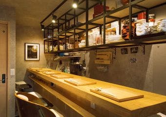 東京の名店で腕を磨いた店主の織り成す、本格茶懐石とギャラリーのような落ち着いた空間でお召し上がりください。福岡の地酒も取り揃えております。
