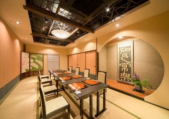 季節の京野菜や贅沢な食材など、選りすぐりの食材を最高の形で彩った懐石料理からお鍋料理まで、種類豊富なメニューを堪能ください