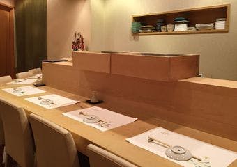 渋谷の真中に位置する隠れ家的鮨店。木のぬくもり溢れる店内と、店主こだわりの新鮮なお魚で、お客様をおもてなし致します。