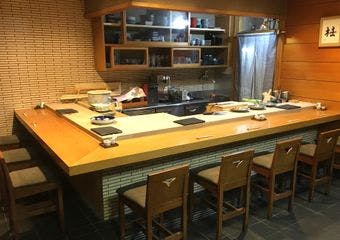 毎日豊洲から仕入れる四季折々の食材を使用した料理と、女将の打つ二八蕎麦を日本酒やワインともにゆっくりと味わうことのできる、「蕎麦前」店です。