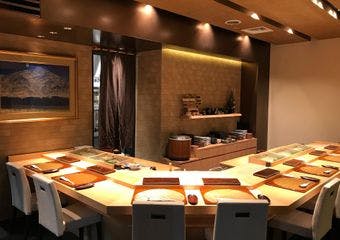 極上の空間で、札幌すすきので培われた味、選び抜かれた食材、こだわりを持ったすし職人による熟練の技をお愉しみください。