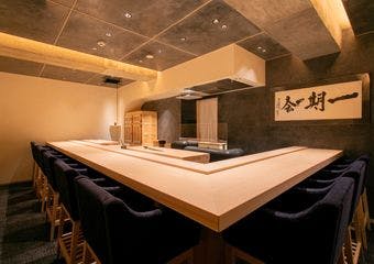 「すし昇（すししょう）」は、上質感のある空間が広がる寿司屋です。心を込めて握る江戸前鮨をご提供いたします。