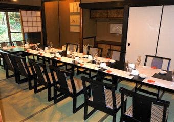 有松の隠れ家的な日本料理店です。本格懐石料理や、海の幸、山の幸の一品料理、A5等級の飛騨牛料理などをお召し上がり頂けます。