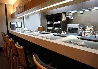 福岡・薬院浄水通りで鮨おかだ は生まれました。Jazzが流れる粋な空間で、新鮮なネタが自慢のお寿司をでお愉しみください。