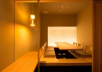 柳月亭では、さまざまなシーンに対応できる完全個室のプライベート空間で、伝統とモダンを掛け合わせた新しいスタイルの和食を提供いたします。