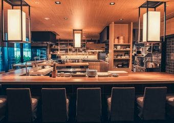 四季折々の食材で織りなす味わい豊かなカウンター和食。こだわり抜いた新鮮な素材を、職人が繊細な手つきで目の前で仕上げてお届けします。