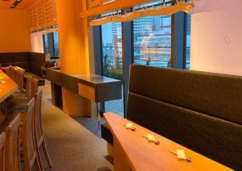 カウンターをメインとした本格的な江戸前寿司を楽しめるお店になっております。和モダンの上質空間でゆったりとした時間をお過ごしください。