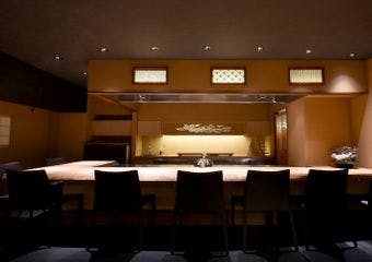 銘木や伝統工藝品に囲まれた高級感ある店内で、神戸牛や鮑ステーキ等の鉄板料理が楽しめます。駅すぐアクセス良好な隠れ家レストランです。