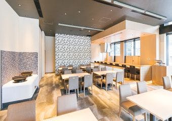 ホテル八重の翠東京1F。木目を基調としたシックな空間で、旬の食材にこだわり、技術と創意を尽くしたお食事をご提供致します。