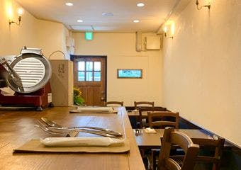 牛込神楽坂に2020年7月にオープンした8席の小さなイタリア料理店です。シンプルで美味しいイタリア料理をお楽しみください。