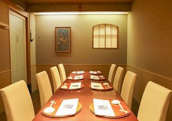 新宿駅直結、京王百貨店8階。享保時代より続く老舗の京料理の味、素材を活かす伝統の技をご堪能下さい。