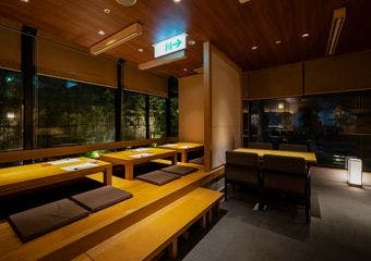 プレジデントホテル博多1階に店を構える当店。博多駅、祇園駅から徒歩圏内の好立地で、こだわり食材を使用した九州の名物料理の数々をご提供します。