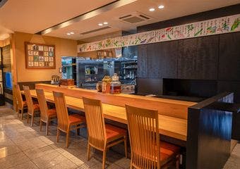 「かどで家」は大将が腕を振るう美味しい和食料理のお店です。家族のようなおもてなしで、お昼から夜まで美味しい空間を目指しております。