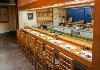 落ち着いた雰囲気の中、熟練の職人による本格寿司を。さに五感でお食事をお楽しみ頂けます。