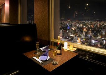 地上200mから眺める新宿の夜景は圧巻。厳選食材を使用したお料理で、大切な記念日を演出いたします。
